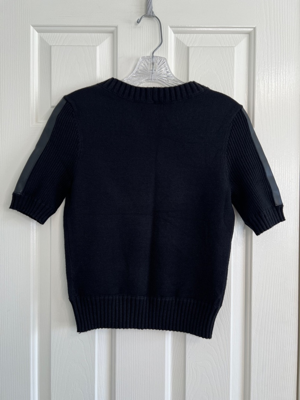 Evereve black Harlow Short Sleeve Pullover faux leather sleeves XS - Picture 5 of 9